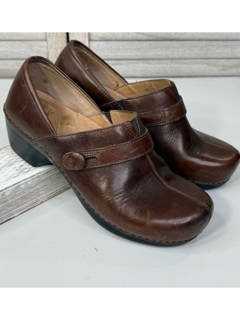 DANSKO Women's Solstice Professional Clogs Closed Heel & Button Strap Brown-39
